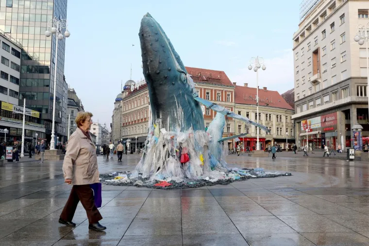 VELIČANSTVEN PRIZOR NA GLAVNOM ZAGREBAČKOM TRGU: Greenpeace doveo kitove