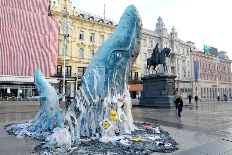 VELIČANSTVEN PRIZOR NA GLAVNOM ZAGREBAČKOM TRGU: Greenpeace doveo kitove