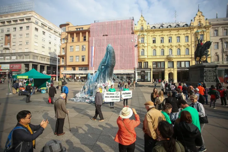 VELIČANSTVEN PRIZOR NA GLAVNOM ZAGREBAČKOM TRGU: Greenpeace doveo kitove