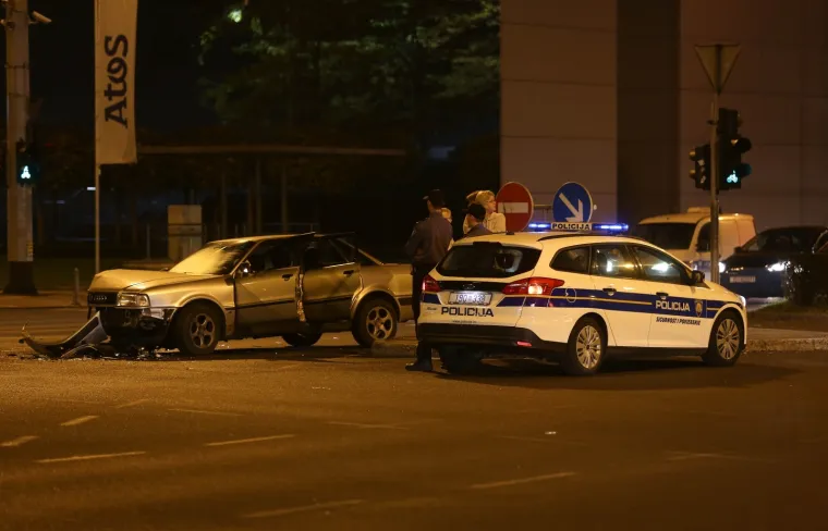 Sudar dva osobna vozila na križanju Heinzelove i Vukovarske u Zagrebu