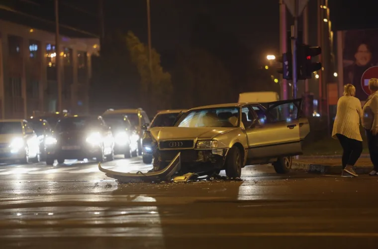 Sudar dva osobna vozila na križanju Heinzelove i Vukovarske u Zagrebu