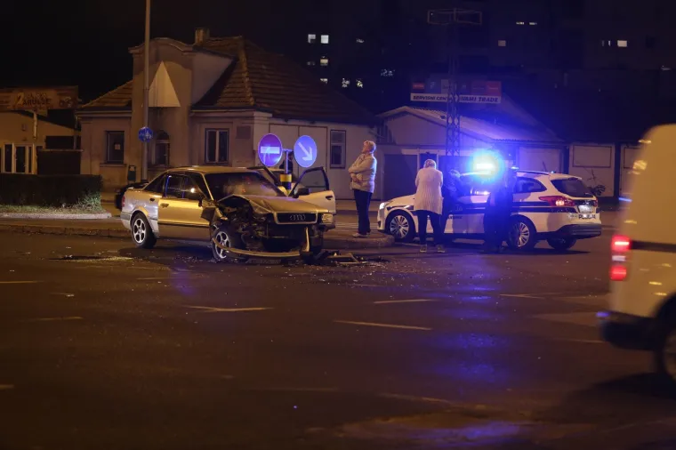 Sudar dva osobna vozila na križanju Heinzelove i Vukovarske u Zagrebu