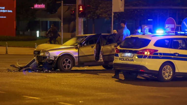Sudar dva osobna vozila na križanju Heinzelove i Vukovarske u Zagrebu