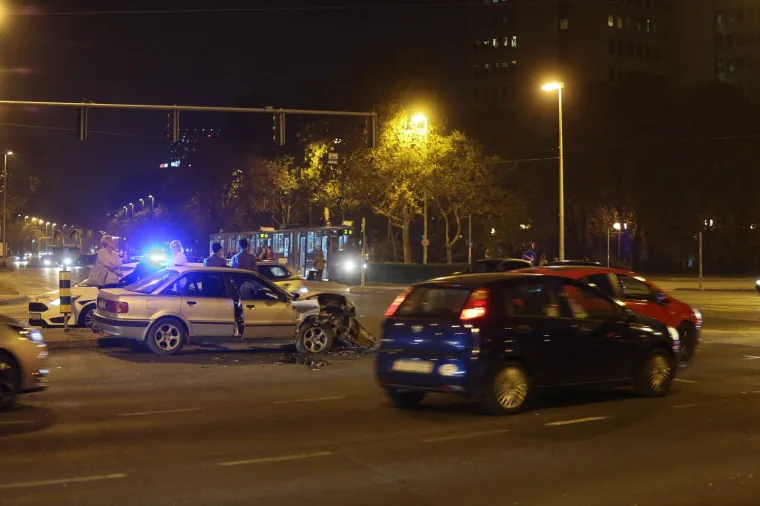 Sudar dva osobna vozila na križanju Heinzelove i Vukovarske u Zagrebu