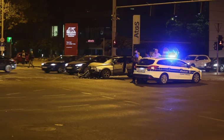 Sudar dva osobna vozila na križanju Heinzelove i Vukovarske u Zagrebu