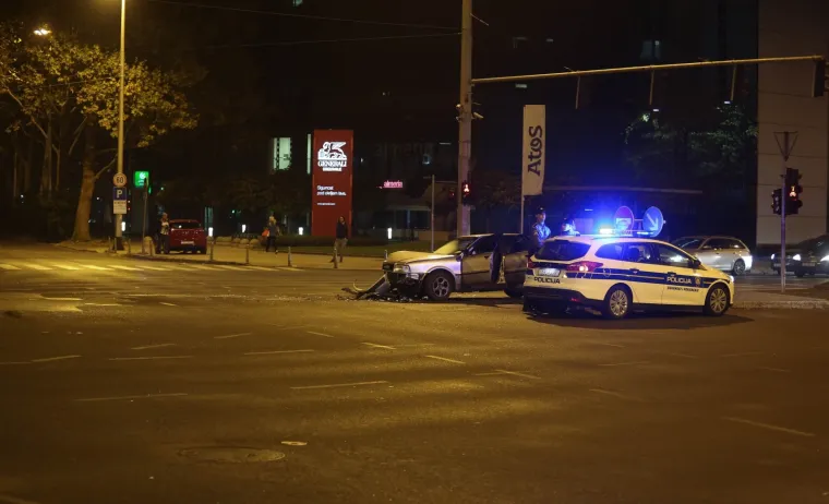Sudar dva osobna vozila na križanju Heinzelove i Vukovarske u Zagrebu
