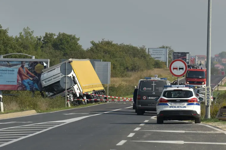 18.10.2018. Jutros oko 10:15 sati na Državnoj cesti D8 između Murvice i Crnog dogodila se prometna nesreća u kojoj su sudjelovala dva osobna vozila i &scaron;leper. Jedna je osoba smrtno stradala, a vise ih je ozljeđeno.