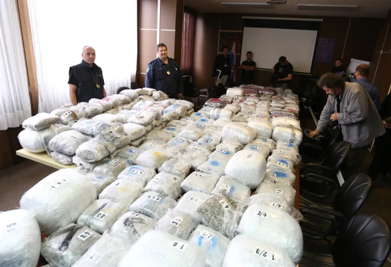 Kakav ulov! Policija zalijenila oko 300 kilograma marihuane na autocesti A1