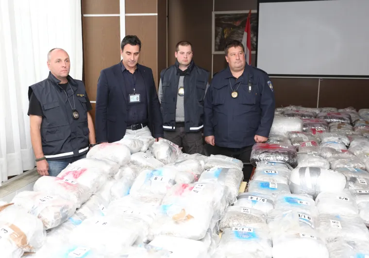 Kakav ulov! Policija zalijenila oko 300 kilograma marihuane na autocesti A1