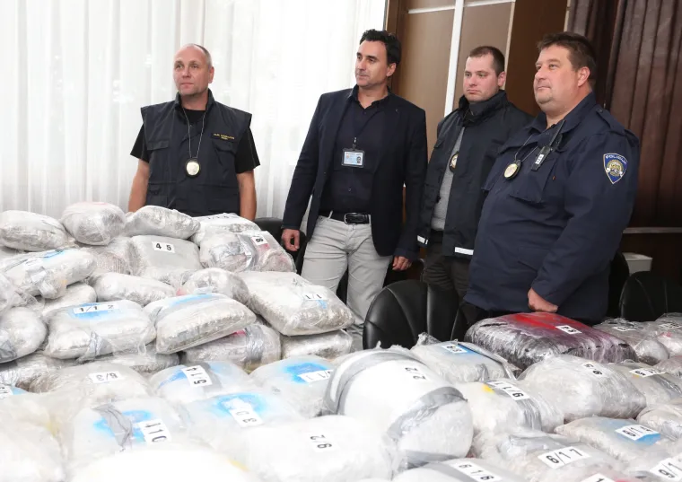 Kakav ulov! Policija zalijenila oko 300 kilograma marihuane na autocesti A1