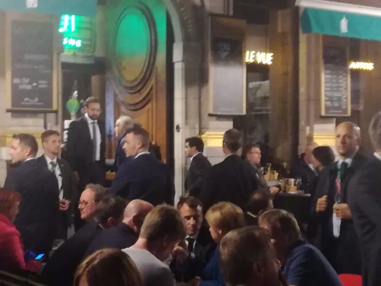 Opu&scaron;teni noćni razgovori: Merkel i Macron nakon Europskog vijeća oti&scaron;li na vino i pivo