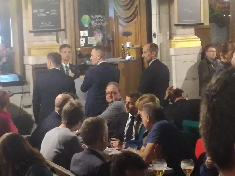 Opu&scaron;teni noćni razgovori: Merkel i Macron nakon Europskog vijeća oti&scaron;li na vino i pivo