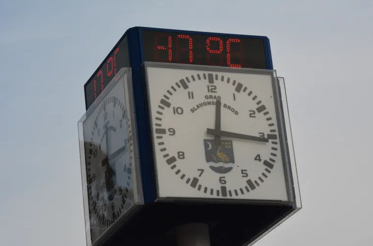 'Hladno' u Slavonskom Brodu: Sat na trgu koji prikazuje temperaturu 'izmjerio' 17 stupnjeva