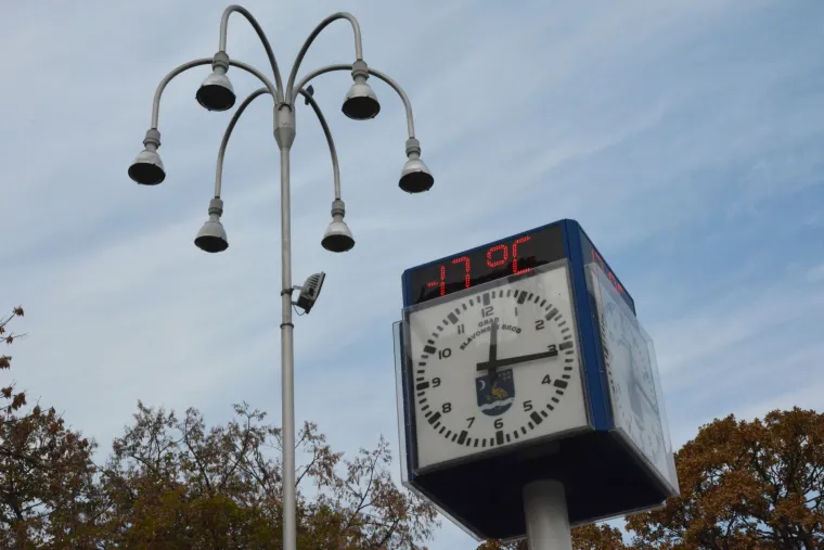 'Hladno' u Slavonskom Brodu: Sat na trgu koji prikazuje temperaturu 'izmjerio' 17 stupnjeva