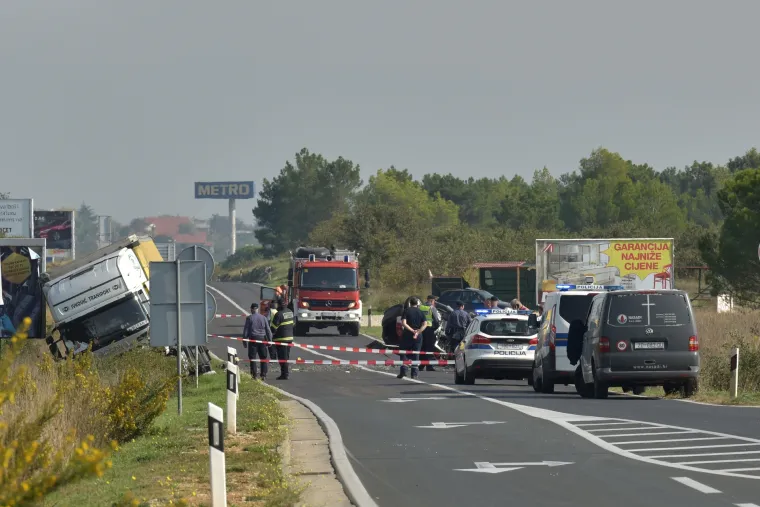 Užas kod Zadra: Jedna osoba poginula i vi&scaron;e ozlijeđenih u sudaru &scaron;lepera i dva automobila