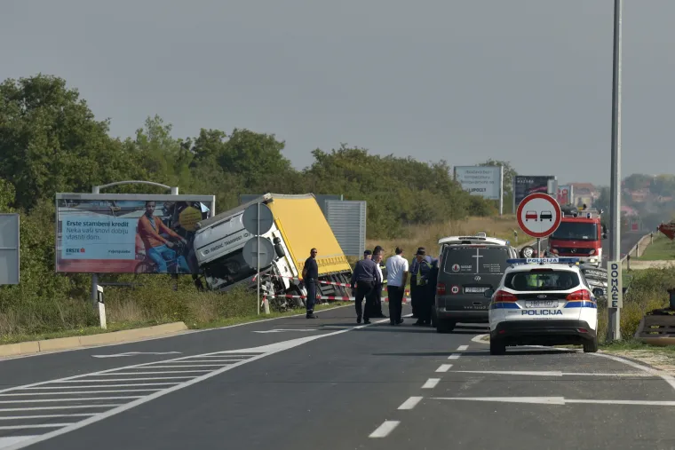 Užas kod Zadra: Jedna osoba poginula i vi&scaron;e ozlijeđenih u sudaru &scaron;lepera i dva automobila