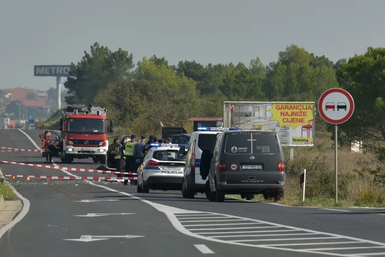 Užas kod Zadra: Jedna osoba poginula i vi&scaron;e ozlijeđenih u sudaru &scaron;lepera i dva automobila