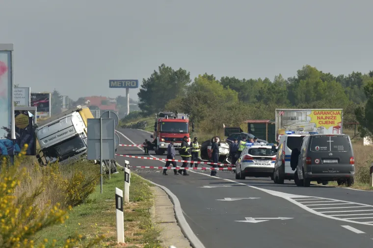 Užas kod Zadra: Jedna osoba poginula i vi&scaron;e ozlijeđenih u sudaru &scaron;lepera i dva automobila