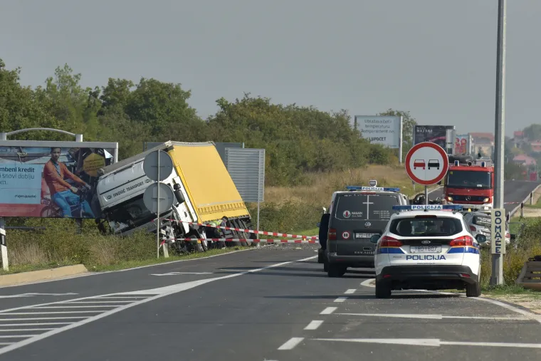 Užas kod Zadra: Jedna osoba poginula i vi&scaron;e ozlijeđenih u sudaru &scaron;lepera i dva automobila