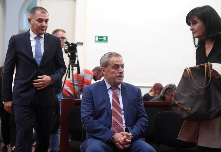 Zagrebački gradonačelnik Milan Bandić i njegovi suoptuženici Ivica Lovrić i Zdenka Palac u petak su oslobođeni krivnje u slučaju štandovi, u kojoj ih je Uskok teretio za pogodovanje udruzi U ime obitelji na štetu grada.