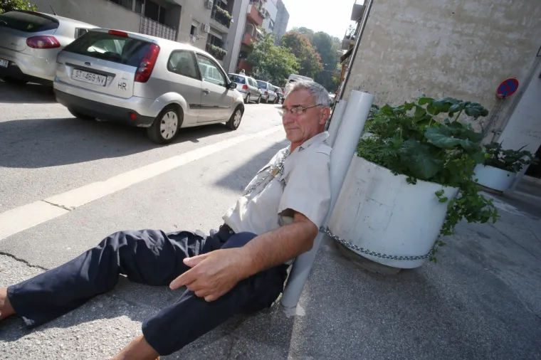 Lovro Rumora iz Zelenih Dalmacija zavezao se lancima za stup i žardinjeru u Splitu da bi, kako tvrdi, očuvao svoja prava kao pjesaka na nogostup u Rendicevoj ulici.  Tamo je najavljeno micanje stupića i žardinjera kako bi mogli parkirati automobili.