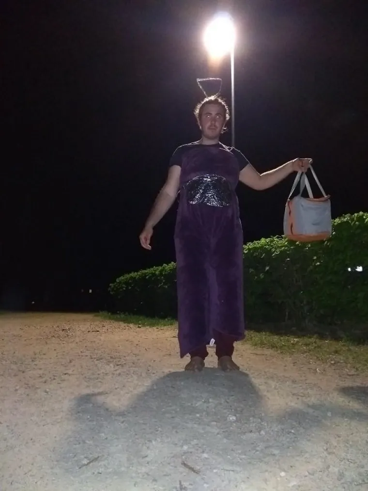 KAD SI SIROMAŠAN, A ŽELIŠ IĆI NA NOĆ VJEŠTICA: Hrvati, gledajte i učite!