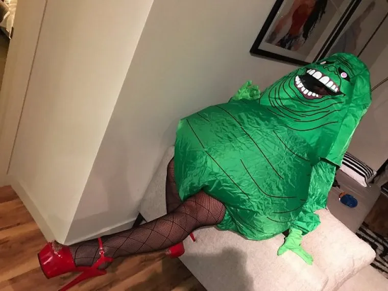 KAD SI SIROMAŠAN, A ŽELIŠ IĆI NA NOĆ VJEŠTICA: Hrvati, gledajte i učite!