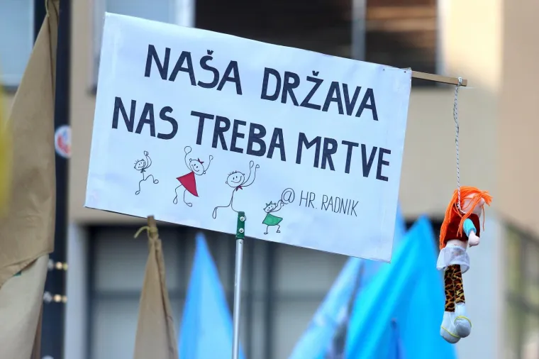 20.10.2018., Zagreb - Na Europskom trgu odrzan prosvjed protiv predlozene mirovinske reforme kojom se predvidja produljenje zivotne dobi za odlazak u punu starosnu mirovinu na 67 godina i dodatna penalizacija prijevremenog umirovljenja od cak 20,4 posto za pet godina ranijeg odlaska u mirovinu.  
Photo: Filip Kos/PIXSELL