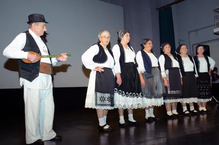 Napeto na festivalu ojkača - ispred dvorane policija i branitelji: 'Tko je osuđen za zločine?'