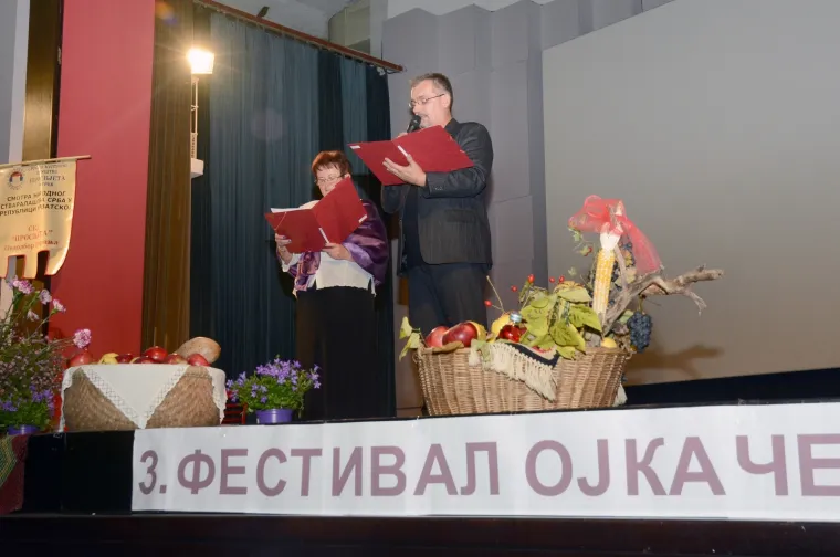Napeto na festivalu ojkača - ispred dvorane policija i branitelji: 'Tko je osuđen za zločine?'