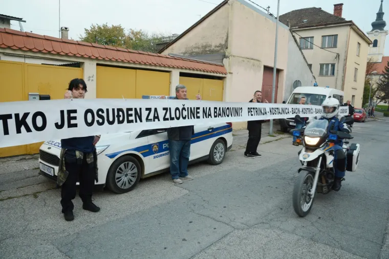 Napeto na festivalu ojkača - ispred dvorane policija i branitelji: 'Tko je osuđen za zločine?'