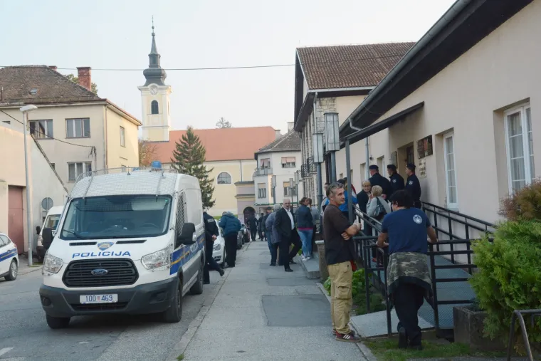 Napeto na festivalu ojkača - ispred dvorane policija i branitelji: 'Tko je osuđen za zločine?'