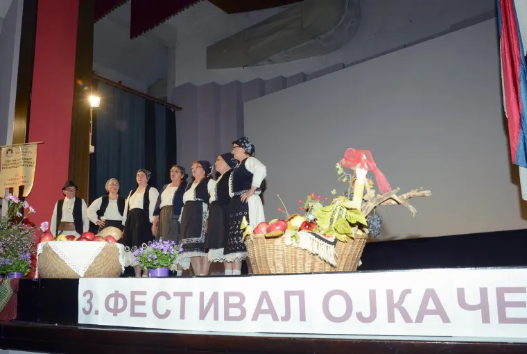 Napeto na festivalu ojkača - ispred dvorane policija i branitelji: 'Tko je osuđen za zločine?'