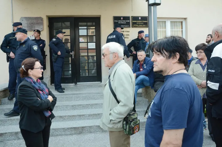 Napeto na festivalu ojkača - ispred dvorane policija i branitelji: 'Tko je osuđen za zločine?'