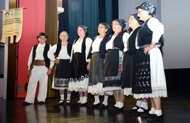 Napeto na festivalu ojkača - ispred dvorane policija i branitelji: 'Tko je osuđen za zločine?'