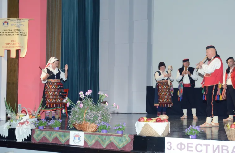 Napeto na festivalu ojkača - ispred dvorane policija i branitelji: 'Tko je osuđen za zločine?'