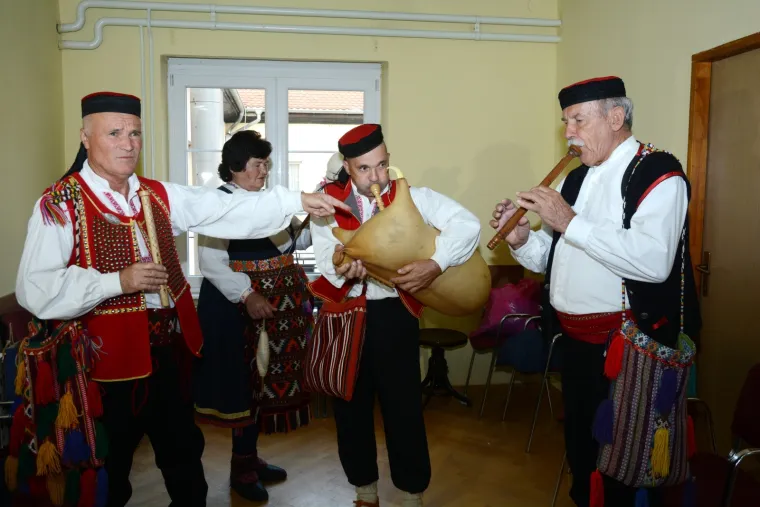 Napeto na festivalu ojkača - ispred dvorane policija i branitelji: 'Tko je osuđen za zločine?'