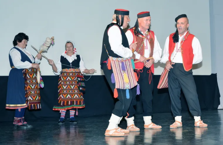 Napeto na festivalu ojkača - ispred dvorane policija i branitelji: 'Tko je osuđen za zločine?'