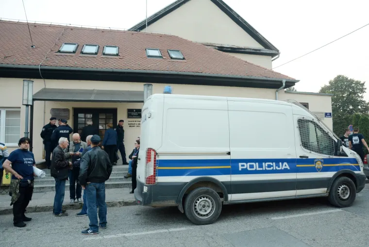 Napeto na festivalu ojkača - ispred dvorane policija i branitelji: 'Tko je osuđen za zločine?'