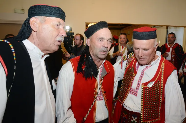 Napeto na festivalu ojkača - ispred dvorane policija i branitelji: 'Tko je osuđen za zločine?'