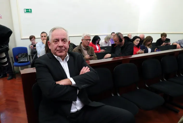 Biv&scaron;i premijer i predsjednik HDZ-a Ivo Sanader u ponedjeljak je u ponovljenom suđenju progla&scaron;en krivim u slučaju Hypo i nepravomoćno osuđen zbog ratnog profiterstva na dvije i pol godine zatvora.