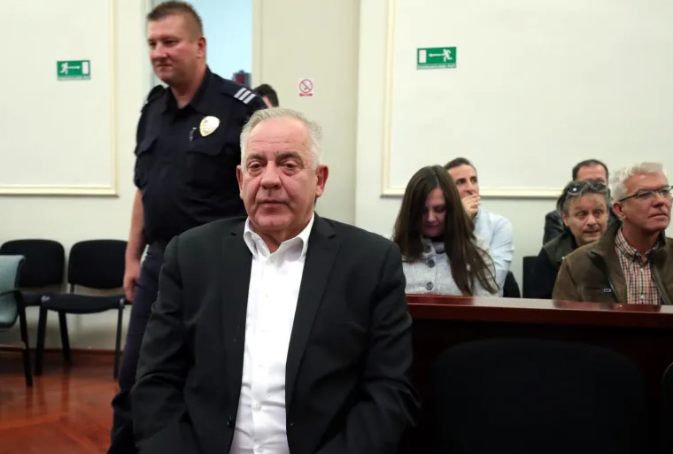 PRESUDA ZA AFERU HYPO: Ivo Sanader progla&scaron;en krivim za ratno profiterstvo, smijao se u sudnici