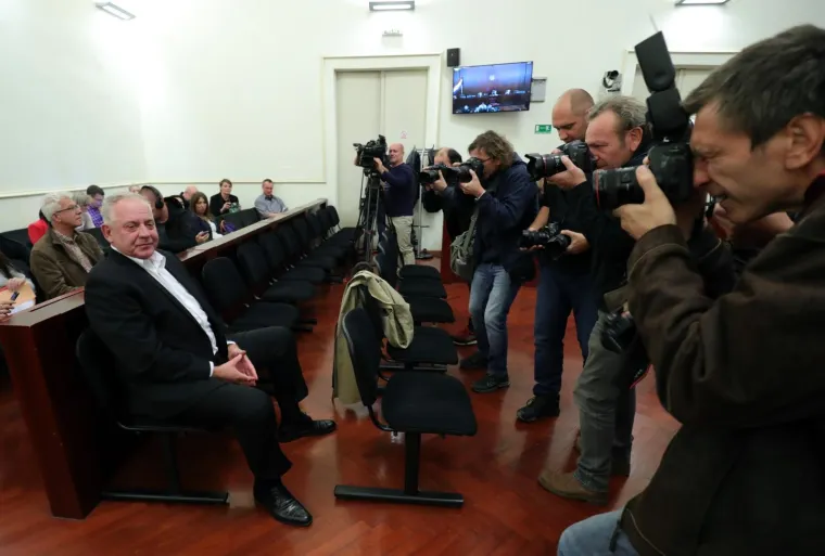 PRESUDA ZA AFERU HYPO: Ivo Sanader progla&scaron;en krivim za ratno profiterstvo, smijao se u sudnici