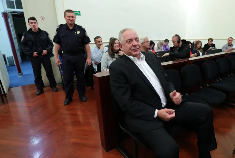 PRESUDA ZA AFERU HYPO: Ivo Sanader progla&scaron;en krivim za ratno profiterstvo, smijao se u sudnici