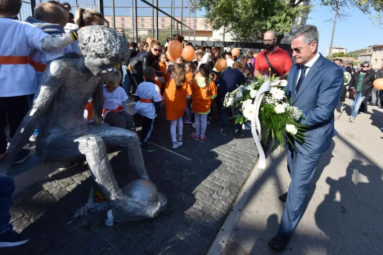 &Scaron;ibenčani za 54. rođendan Dražena Petrovića pustili u zrak 54 balona