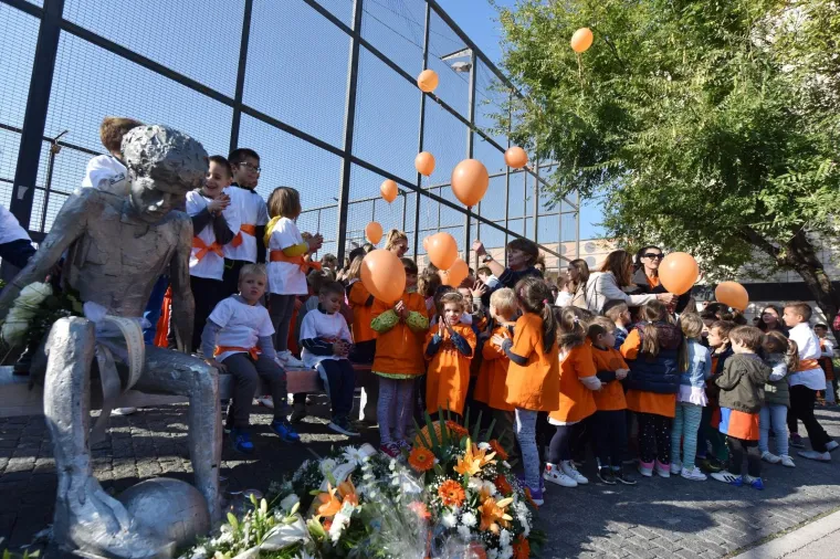 &Scaron;ibenčani za 54. rođendan Dražena Petrovića pustili u zrak 54 balona