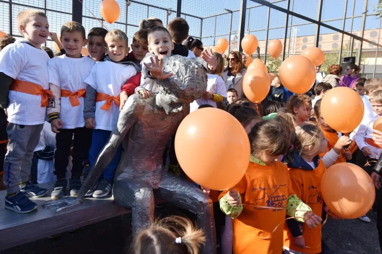 &Scaron;ibenčani za 54. rođendan Dražena Petrovića pustili u zrak 54 balona