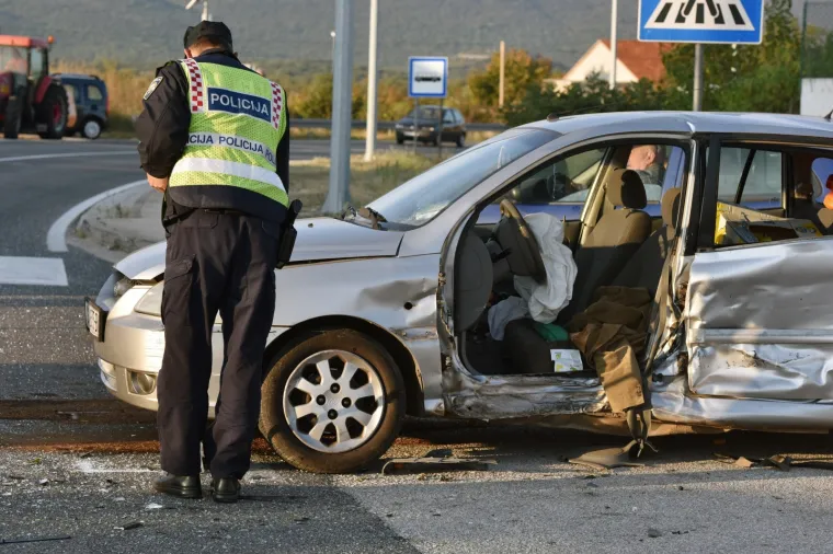 Policijski očevid prometne nesreće gdje su četiri osobe ozlijeđene 22.10.2018., Konjevrati -
Cetri osobe ozlijedjene u tezoj prometnoj nesreci koja se dogodila u Konjevratima.  U intervenciji su sudjelovali i vatrogasci JVP Sibenik
 Photo: Hrvoje Jelavic/PIXSELL