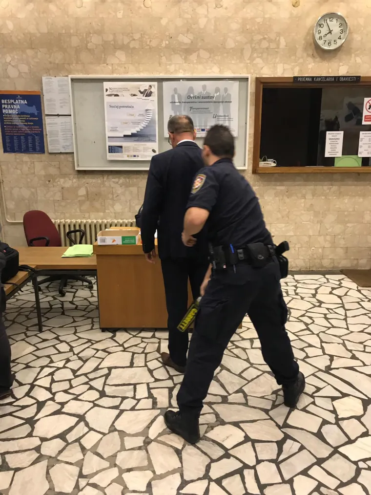 Postupak zbog obiteljskog nasilja: Župan Toma&scaron;ević i supruga na sudu u Slavonskom Brodu