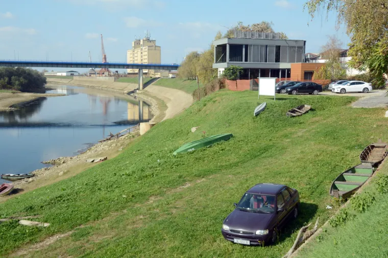Parkirao na obalu Kupe